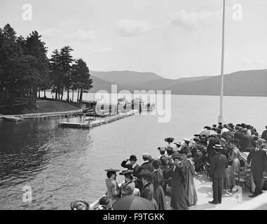 Gruppe von Menschen auf Boot nähert sich Sagamore Dock, Green Island, Lake George, New York, USA, ca. 1904 Stockfoto