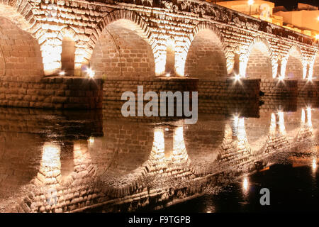 Römische Brücke über den Fluss Guadiana in der Nacht, Merida, Spanien Stockfoto