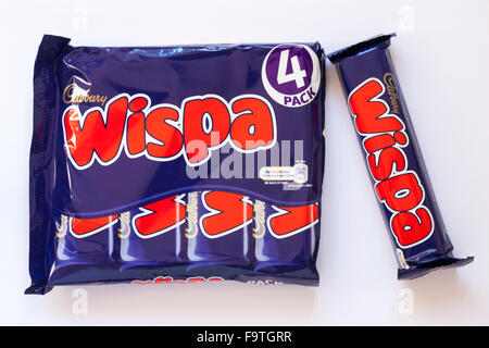 Pack 4 Cadbury Wispa Schokolade Bars mit einem entfernt isolierten auf weißen Hintergrund Stockfoto