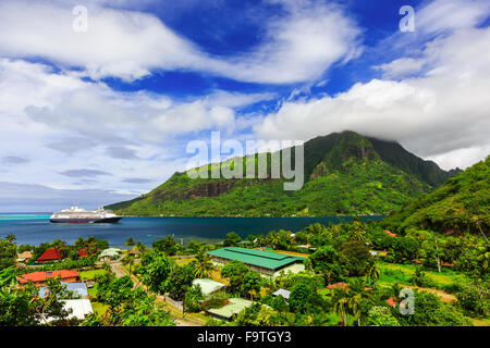 Moorea, Französisch-Polynesien. Opunoha Bay aus der Zauberberg. Stockfoto