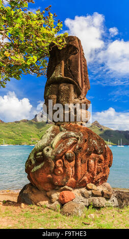 Nuku Hiva, Marquesas-Inseln. Tiki auf die Bucht von Nuku Hiva. Stockfoto