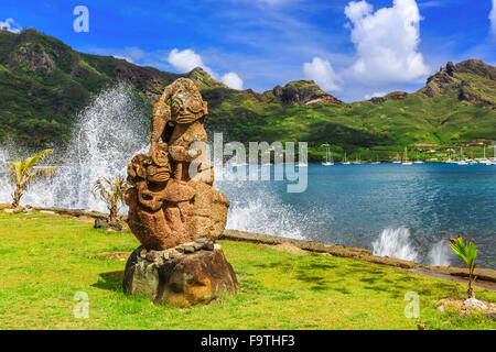 Nuku Hiva, Marquesas-Inseln. Tiki auf die Bucht von Nuku Hiva. Stockfoto