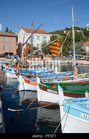 Traditionelle hölzerne Fischerboote bekannt als Barquettes im Alten Hafen von La Seyne-sur-Mer, in der Nähe von Toulon, Var Provence Frankreich Stockfoto