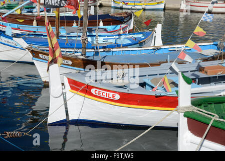 Traditionelle hölzerne Fischerboote bekannt als Barquettes im Alten Hafen von La Seyne-sur-Mer, in der Nähe von Toulon, Var Provence Frankreich Stockfoto