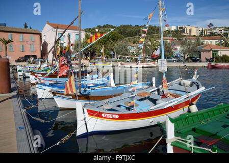 Traditionelle hölzerne Fischerboote bekannt als Barquettes im Alten Hafen von La Seyne-sur-Mer, in der Nähe von Toulon, Var Provence Frankreich Stockfoto