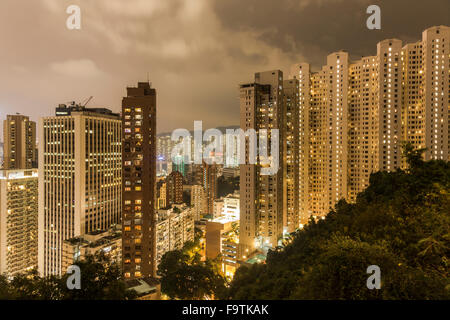 Ansicht von Apartments in Hongkong bei Nacht Stockfoto