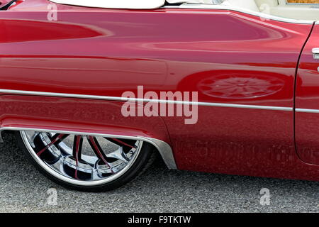 Customized rot Cadillac Cabriolet mit Chrom-Sport-Räder Stockfoto