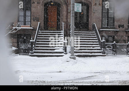 Schneebedeckte Brooklyn Brownstone Stadtwohnung Stoops und Bürgersteig im winter Stockfoto