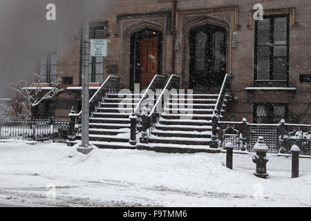 Schneebedeckte Brooklyn Brownstone Stadtwohnung Stoops und Bürgersteig im winter Stockfoto