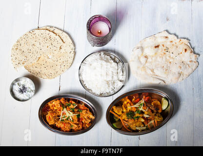 indische Gerichte mit Reis auf Holz Stockfoto