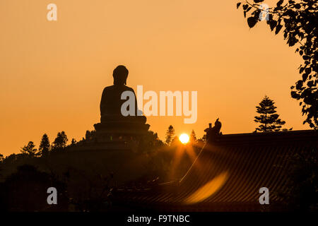 Po Lin Kloster Buddha bei Sonnenuntergang Stockfoto