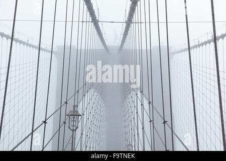 Brooklyn Bridge an einem nebeligen Tag Stockfoto