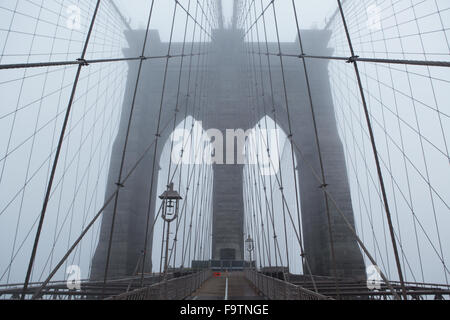 Brooklyn Bridge an einem nebeligen Tag Stockfoto