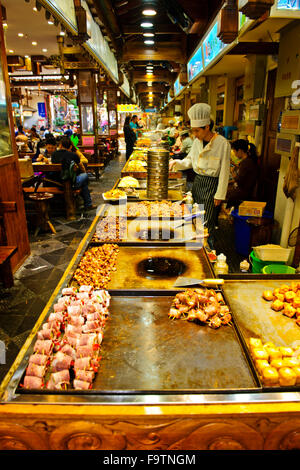 DALI Altstadt, Mittagessen Zeit Cafeteria serviert traditionelle chinesische Köstlichkeiten, Chili Chicken Feet, Garnelen, gebratene Insekten, Yunnan, China Stockfoto