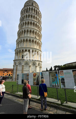 Touristen-schiefe Turm von Pisa, Piazza dei Miracoli, Pisa Stadt, UNESCO World Heritage Site, Toskana, Italien, Europa. Stockfoto