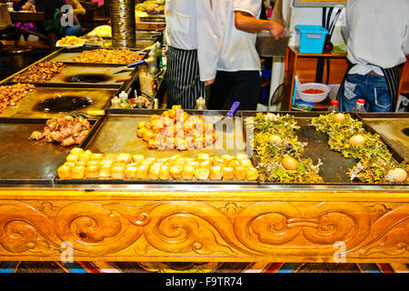 DALI Altstadt, Mittagessen Zeit Cafeteria serviert traditionelle chinesische Köstlichkeiten, Chili Chicken Feet, Garnelen, gebratene Insekten, Yunnan, China Stockfoto