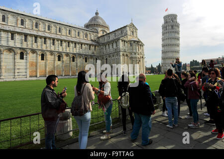 Touristen-schiefe Turm von Pisa, Piazza dei Miracoli, Pisa Stadt, UNESCO World Heritage Site, Toskana, Italien, Europa. Stockfoto