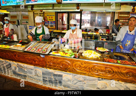 DALI Altstadt, Mittagessen Zeit Cafeteria serviert traditionelle chinesische Köstlichkeiten, Chili Chicken Feet, Garnelen, gebratene Insekten, Yunnan, China Stockfoto