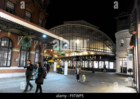 Windsor Royal Shopping befindet sich gegenüber Windsor Castle in der Klasse II aufgeführt viktorianischen Railway Station Berkshire UK Stockfoto