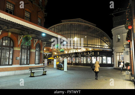 Windsor Royal Shopping befindet sich gegenüber Windsor Castle in der Klasse II aufgeführt viktorianischen Railway Station Berkshire UK Stockfoto