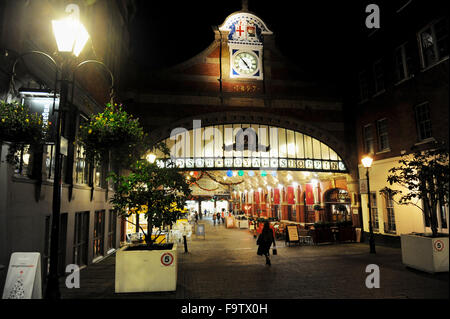 Windsor Royal Shopping befindet sich gegenüber Windsor Castle in der Klasse denkmalgeschützten viktorianischen Bahnhof in Berkshire UK Stockfoto