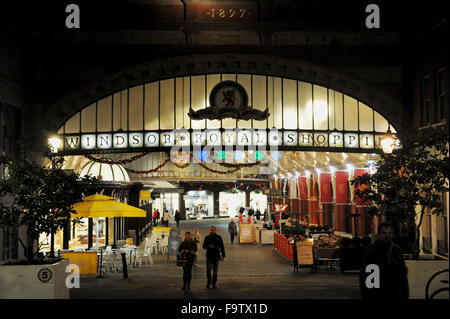 Windsor Royal Shopping befindet sich gegenüber Windsor Castle in der Klasse denkmalgeschützten viktorianischen Bahnhof in Berkshire UK Stockfoto