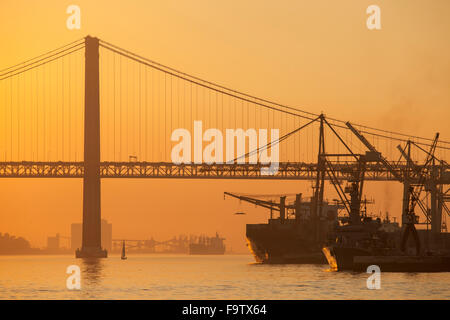 Winter-Sonnenuntergang am Fluss Tejo in Lissabon, Portugal. Mit Blick auf 25 Abril. Stockfoto