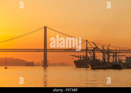 Winter-Sonnenuntergang am Fluss Tejo in Lissabon, Portugal. Mit Blick auf 25 Abril. Stockfoto