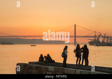 Winter-Sonnenuntergang am Fluss Tejo in Lissabon, Portugal. Mit Blick auf 25 Abril. Stockfoto