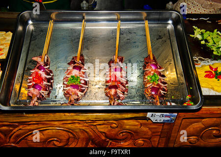 DALI Altstadt, Mittagessen Zeit Cafeteria serviert traditionelle chinesische Köstlichkeiten, Chili Chicken Feet, Garnelen, gebratene Insekten, Yunnan, China Stockfoto