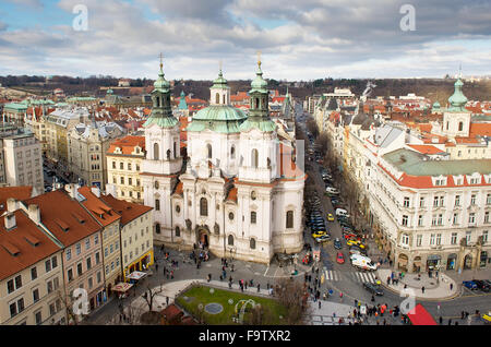 Winter Blick über die Dächer der Stadt Prag, Tschechische Republik mit St. Nicholas Kirche in Aussicht in Mala Strana Square. Stockfoto