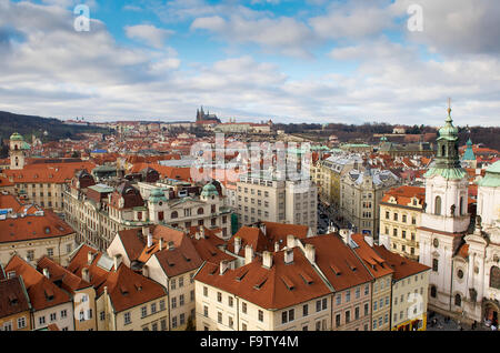 Winter Blick über die Dächer der Stadt Prag, Tschechische Republik mit St. Nicholas Kirche in Aussicht in Mala Strana Square. Stockfoto