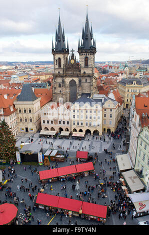 Tyn Kirche oder die Kirche der Muttergottes vor dem Tyn in der Altstadt von Prag, tschechische Republik vom Alten Rathaus. Stockfoto