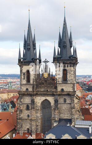 Tyn Kirche oder die Kirche der Muttergottes vor dem Tyn in der Altstadt von Prag, tschechische Republik vom Alten Rathaus. Stockfoto