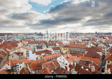 Blick über die Dächer der Stadt Prag, tschechische Republik, Europa im Winter mit stürmischen Himmel. Stockfoto