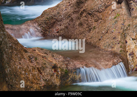 Wasserfall in den Fluss Almbach laufen durch die Almbachklamm-Schlucht in der Berchtesgadener Alpen, Bayern, Deutschland Stockfoto