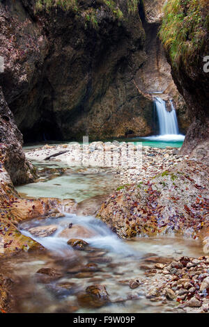 Wasserfall in den Fluss Almbach laufen durch die Almbachklamm-Schlucht in der Berchtesgadener Alpen, Bayern, Deutschland Stockfoto