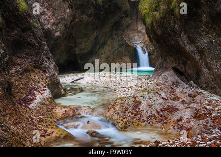 Wasserfall in den Fluss Almbach laufen durch die Almbachklamm-Schlucht in der Berchtesgadener Alpen, Bayern, Deutschland Stockfoto