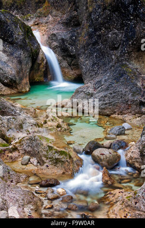 Wasserfall in den Fluss Almbach laufen durch die Almbachklamm-Schlucht in der Berchtesgadener Alpen, Bayern, Deutschland Stockfoto