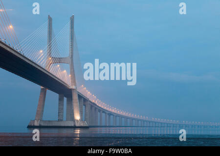 Nebligen Abend bei Vasco da Gama Bridge in Lissabon, Portugal. Stockfoto