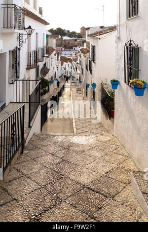 Mijas Spanien. Blick auf die Straße, mit den Blumentöpfen auf der Mauer im weissen Dorf Mijas in Malaga. Costa del Sol, Andalusien, Spanien Stockfoto