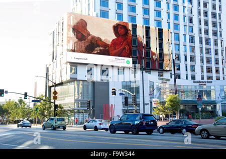 Eine Kunstmalerei Winslow Homer erscheint auf eine digitale Plakatwand in der Innenstadt von Los Angeles während der Kunst überall Event. Stockfoto