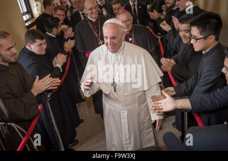 Francis Papst grüßt Seminaristen in der Kapelle St. Martin von Tours am St.Charles Borromeo Seminary in Philadelphia, USA Stockfoto