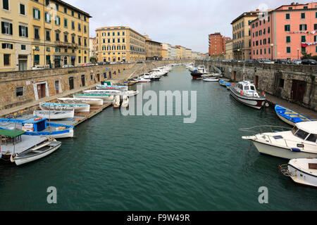 Boote entlang der Royal Canal, Livorno Stadt, Toskana, Italien, Europa. Stockfoto