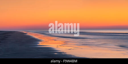 Sonnenaufgang am Strand mit unscharfen bewegten Wellen & Tide, Hilton Head Island, South Carolina, USA Stockfoto