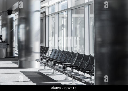 Leere Sitze am Flughafen-Gate Wartebereich mit Fenstern, Denver, Colorado, USA Stockfoto