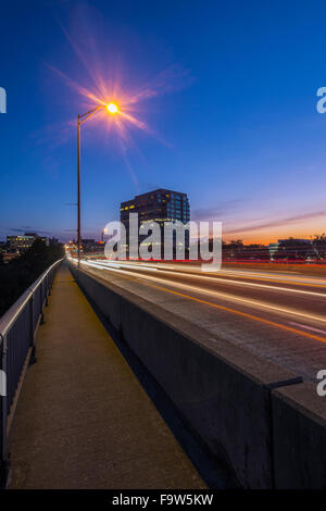 Autobahnbrücke in der Abenddämmerung mit Laterne und Gebäude, Philadelphia, USA Stockfoto