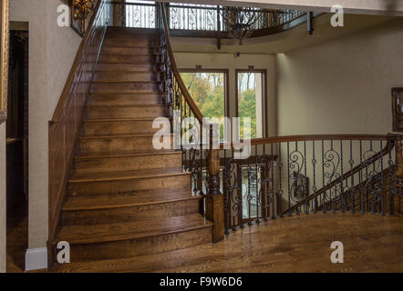 Große hölzerne Treppe Stockfoto