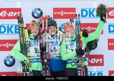 Slowenien. 18. Dezember 2015. Gewinner der Frauen 7, 5km Sprint beim Biathlon-Weltcup-Rennen auf der Pokljuka auf Podium. Von links: Laura Dahlmeier aus Deutschland, Marie Dorin Habert aus Frankreich und Franziska Hildebrand aus Deutschland. Bildnachweis: Rok Rakun/Pacific Press/Alamy Live-Nachrichten Stockfoto