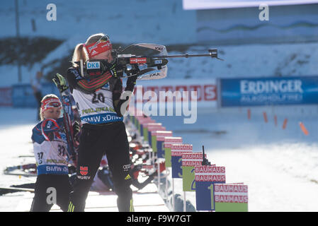 Slowenien. 18. Dezember 2015. Franziska Hildebrand aus Deutschland auf dem Schießstand bei Frauen 7, 5km Sprint beim Biathlon-Weltcup-Rennen in Pokljuka. Bildnachweis: Rok Rakun/Pacific Press/Alamy Live-Nachrichten Stockfoto